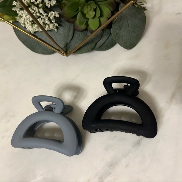 🍁 2 for $20 NEW plastic claw clips - Picture 2 of 3